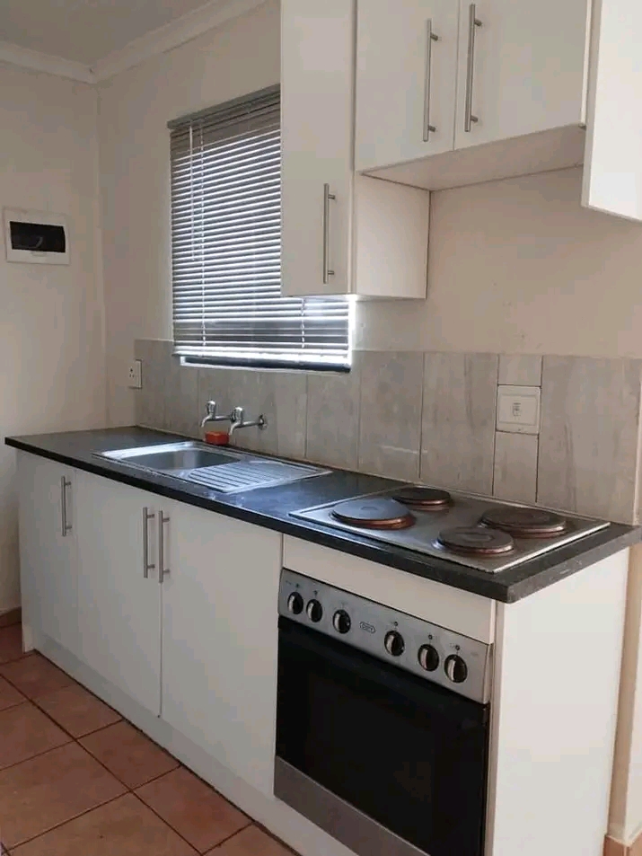 3 bedrooms|1 bath|guest toilet|lounge|kitchen  in Dawn Park