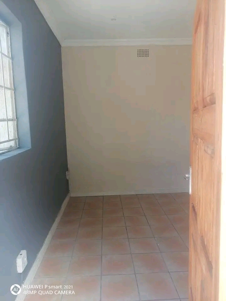 Outside room to rent 1st of june in number 2   in The Hill