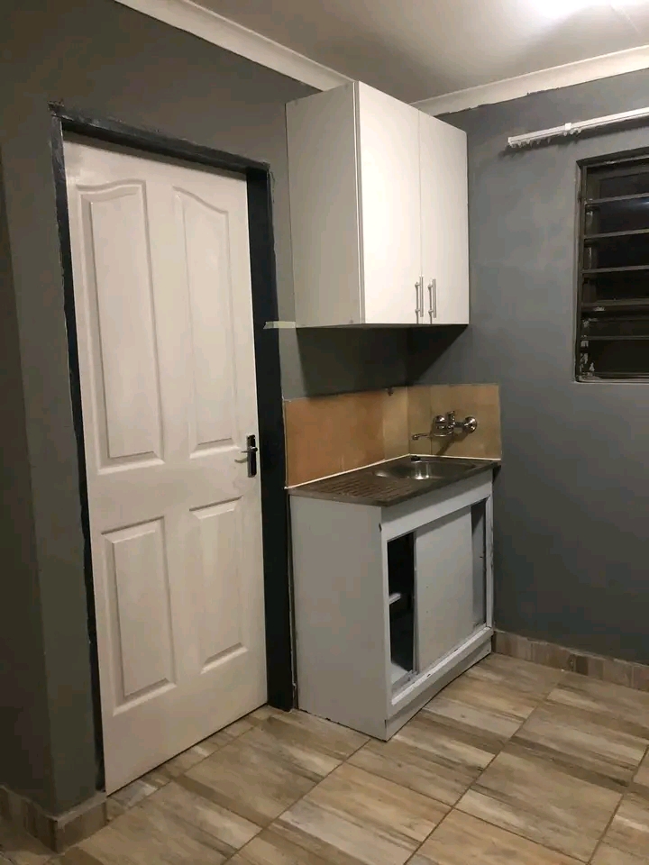 En-suite room to rent at extension 40 for r23  in Protea Glen