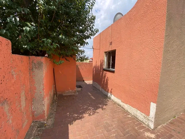 Big room to rent in phase 1. available immedi  in Alexandra