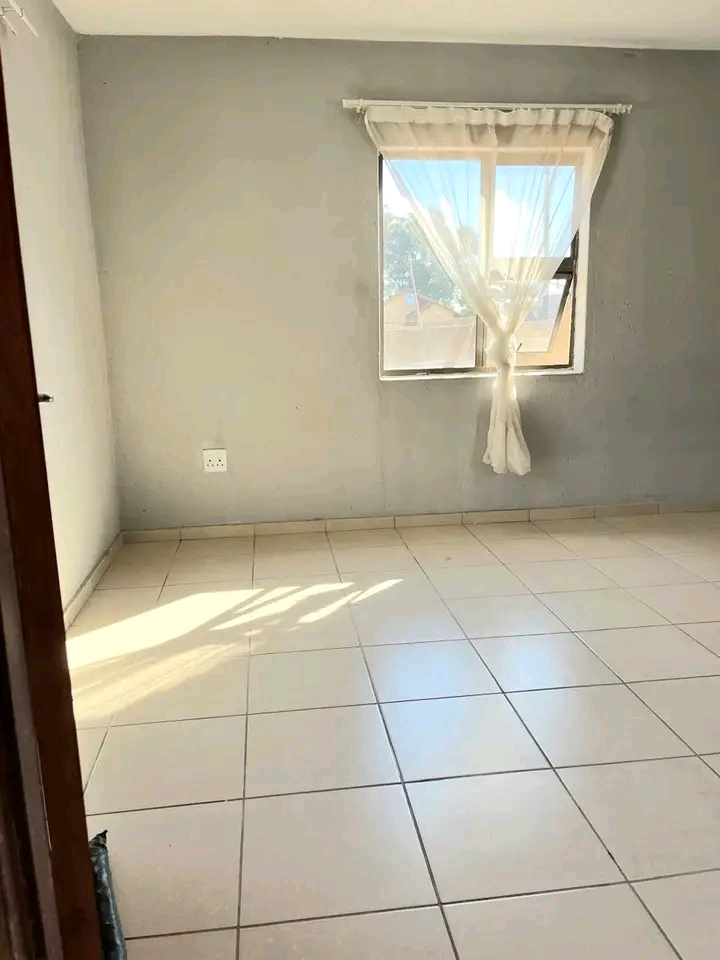 Ensuite room available for rental in phase 1   in Braamfischer