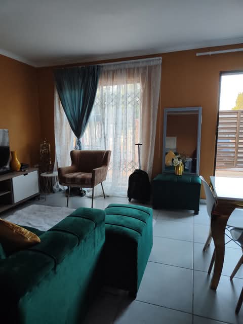 Rental corn ebony &isikhali street 
r4100 pm  in Birch Acres