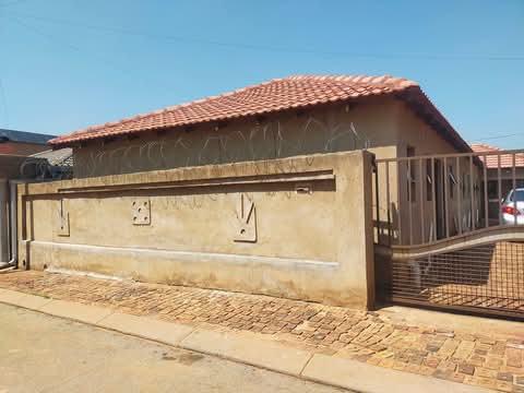 Bachelor unit available for rental at ext4 .   in Protea Glen