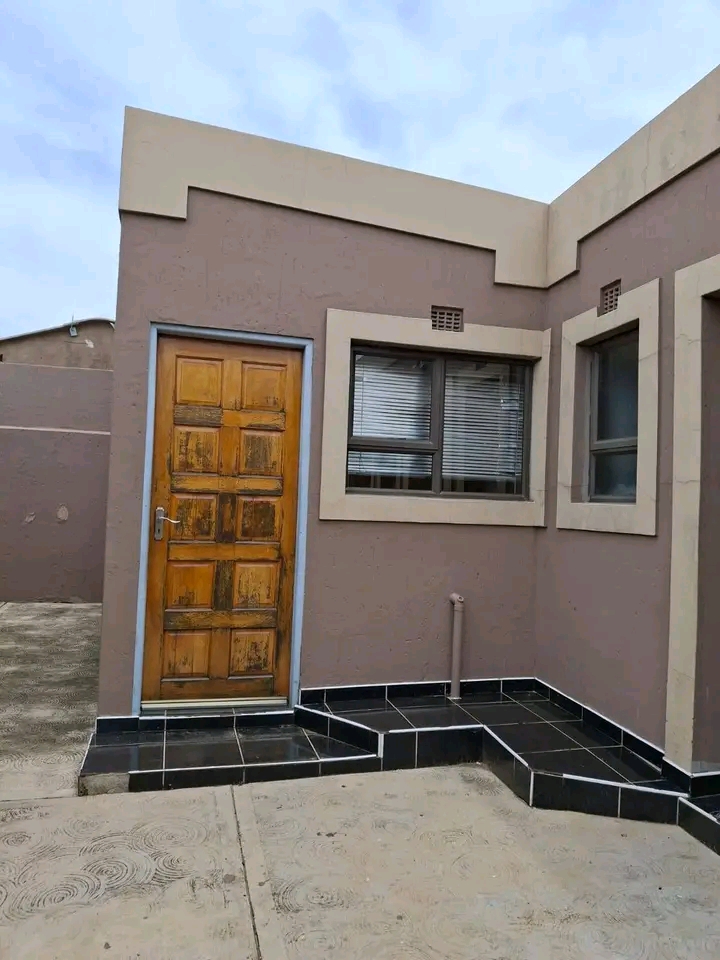 Bachelor available for rental in zone 1. wate  in Meadowlands