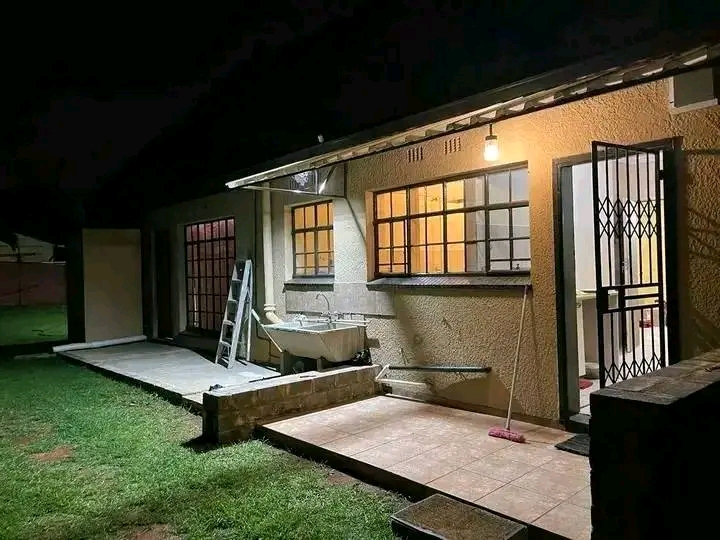 One bedroom cottage 🏠
r3600 rental 💰
  in Birch Acres