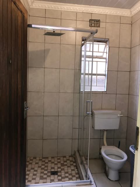 Room to rent ext 1 outline r1000 per month 
  in Zola