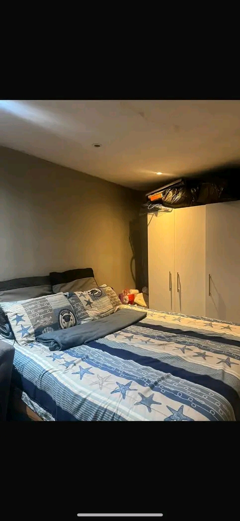 Rent: r2500
no deposit 
parking available   in Orlando East