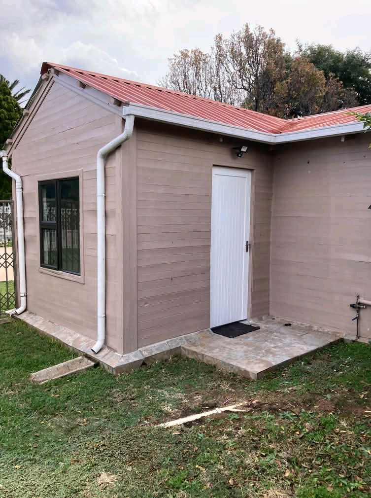 Room to rent in house-share, r3150 for a sing  in Ferndale