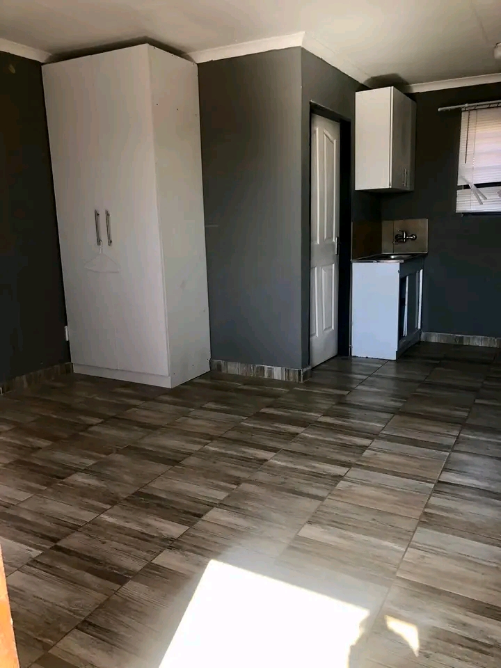 En-suite room to rent at extension 40 for r23  in Protea Glen