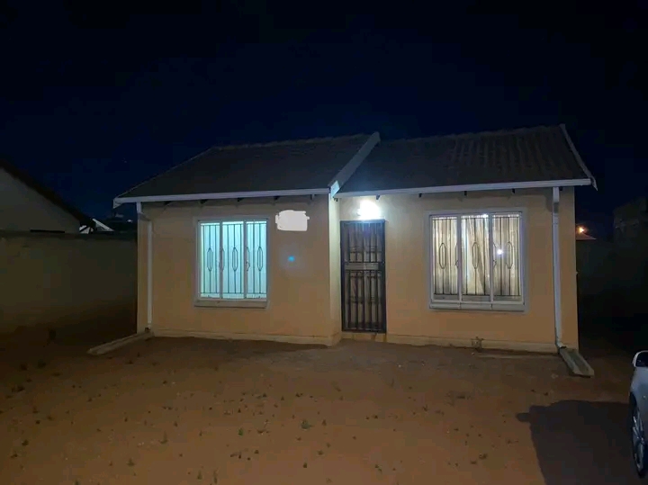 2 bedroom house available at ext 26
**for r4  in Protea Glen