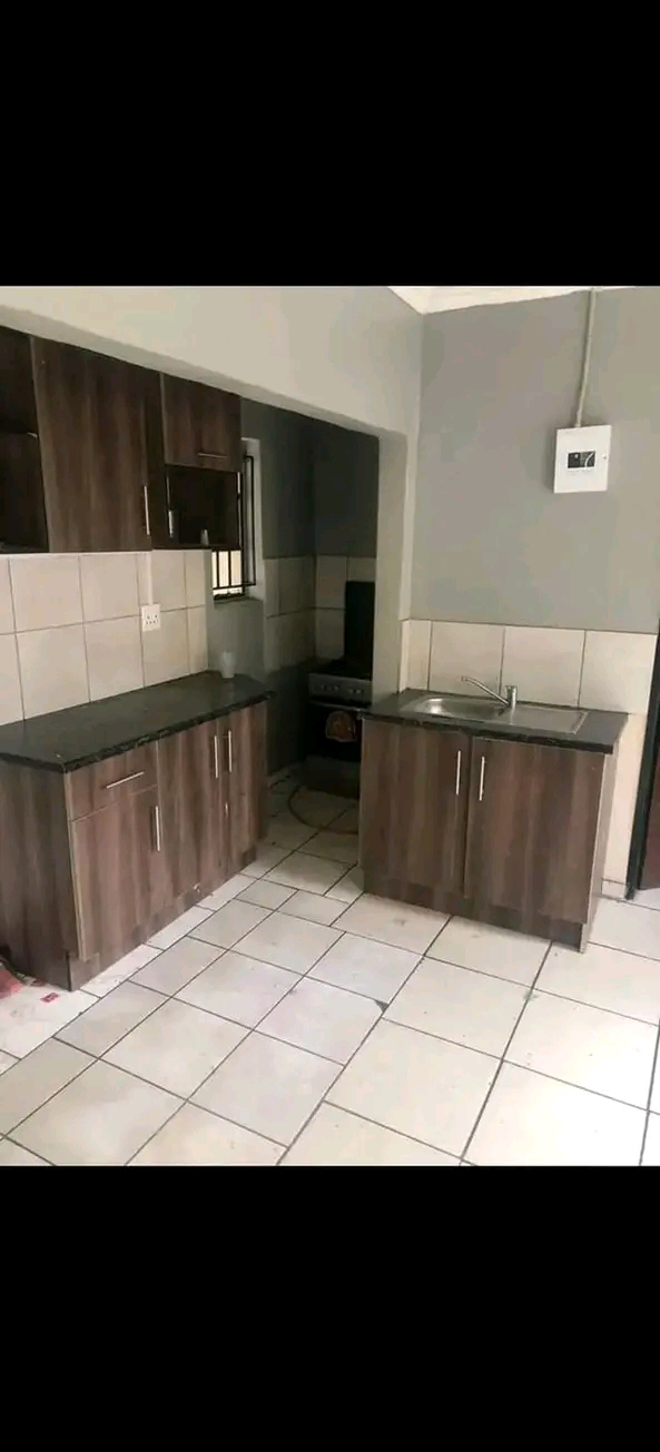 1 spacious bedroom cottage with a fitted wald  in Norkem Park