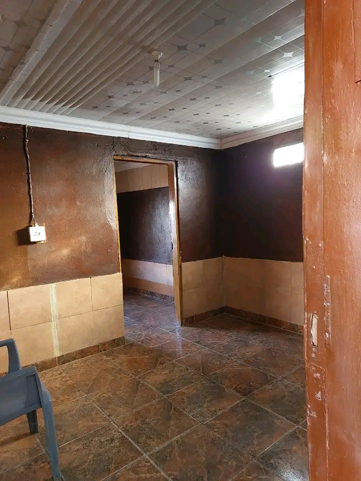 2 rooms to ren, moleleki section
r1 600 rent  in Katlehong