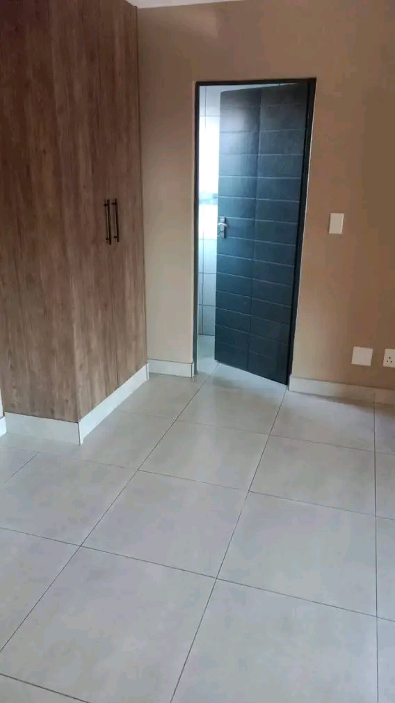 Rent this beautiful & spacious 1 bedroom apar  in Roodekop