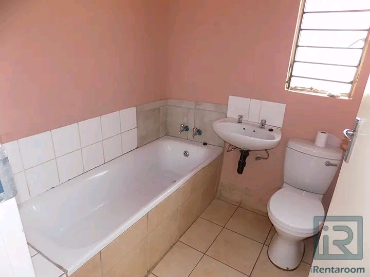 2 bedroom family house available to rent
ren  in Soweto