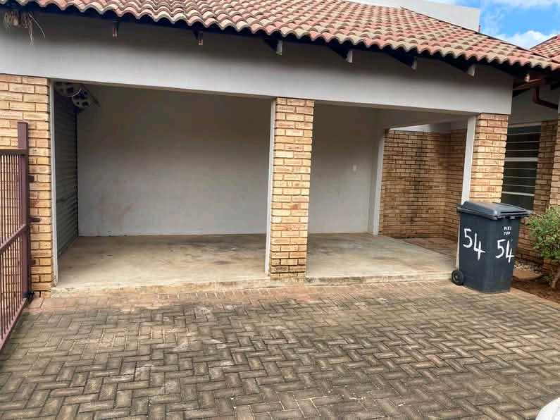 Lovely 2 bedroom 2 bathroom apartment availab  in Roodepoort