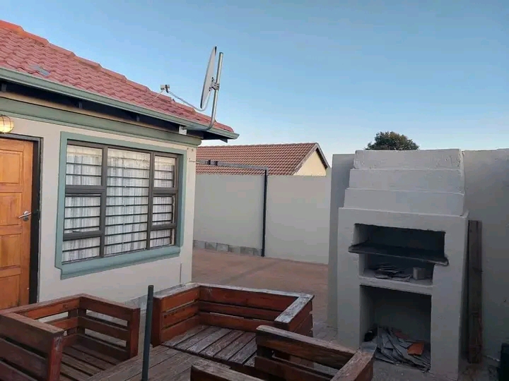 Neat room accommodation in close proximity to  in Vosloorus