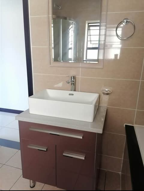 3 bed apartment 
available now
a spacious d  in Blue Hills