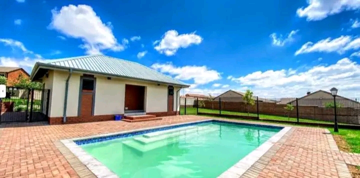 3 bedroom 2 bathroom apartment in sagewood 
  in Midrand