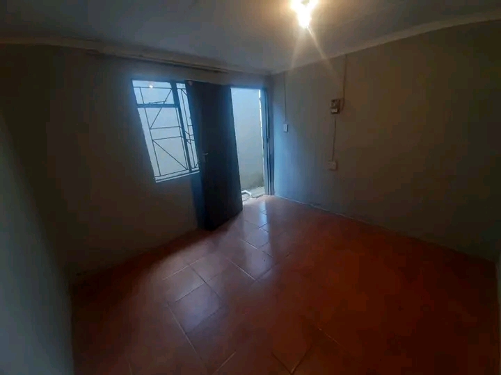Ebony ext 2

1×2 standard rooms immediatel  in Ebony Park