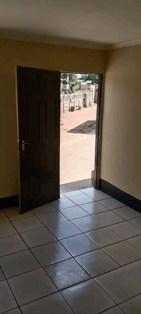 Self contained unit in la rochelle jhb south.  in La Rochelle