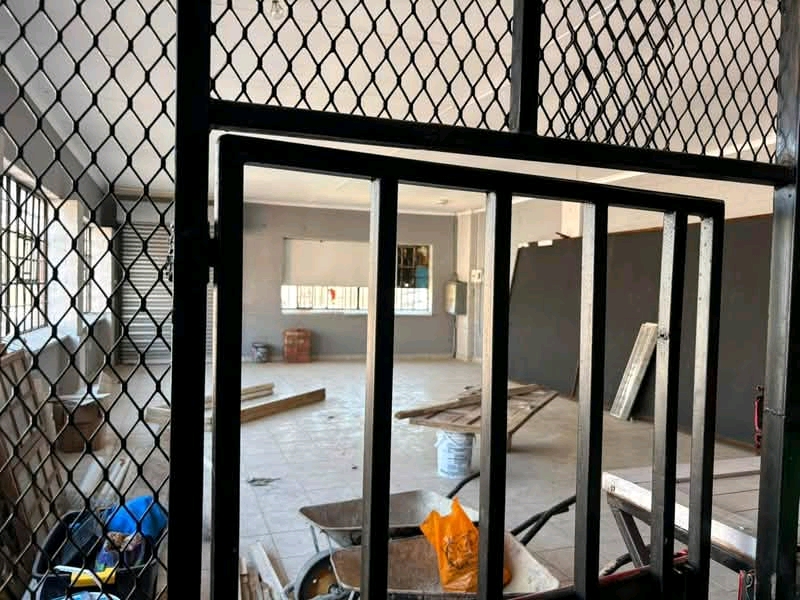 Shop to rent available south of johannesburg   in Malvern