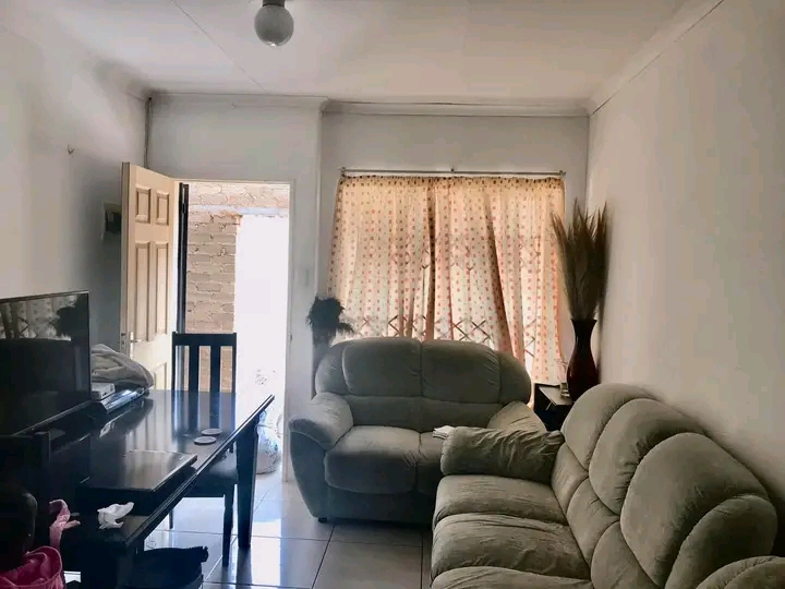 2 bedroom house to rent in ext 10.
available  in Cosmo City
