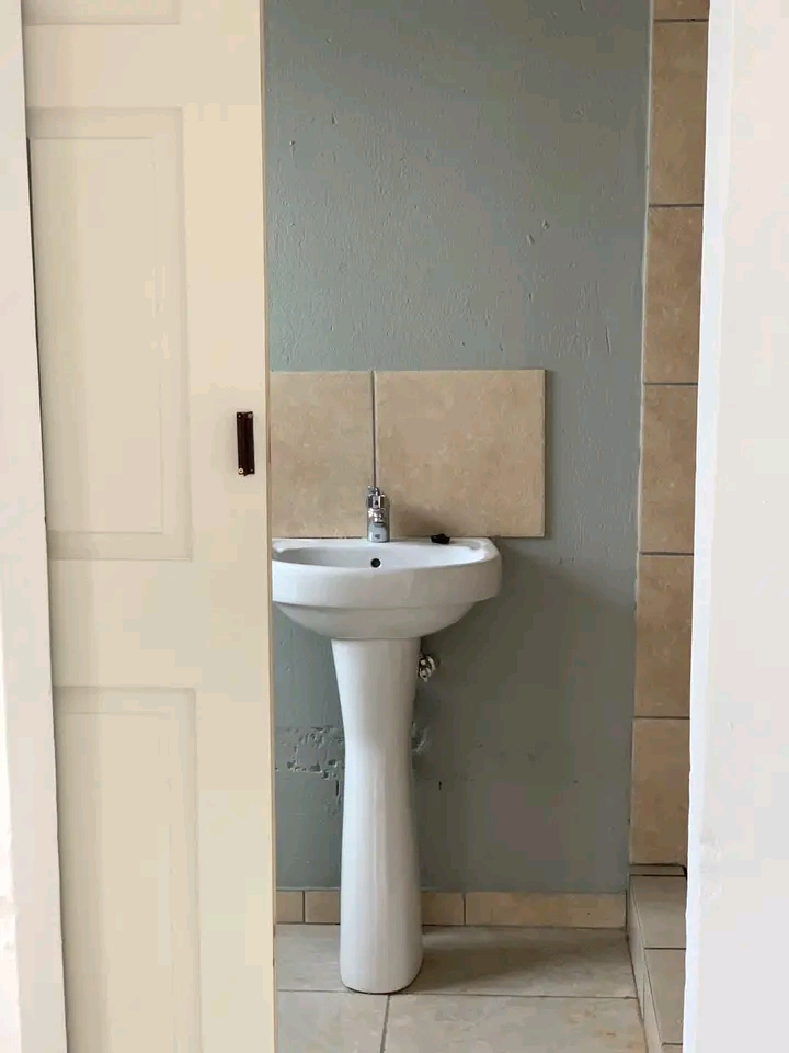 Bachelor units available in ext 31 from 1 aug  in Roodekop