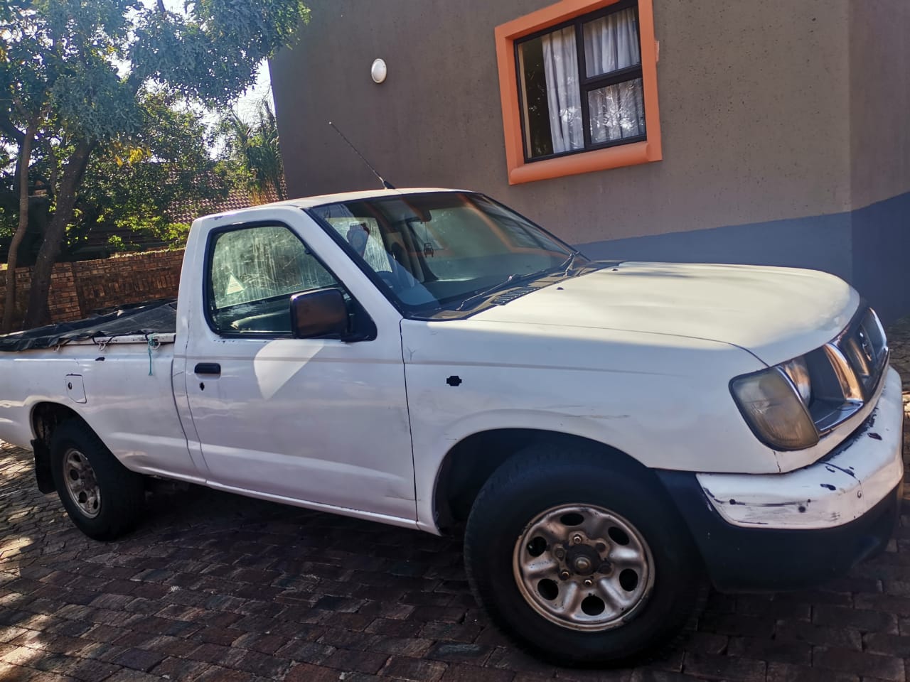  nissan hard body white for sale 0728449331 e  in Johannesburg
