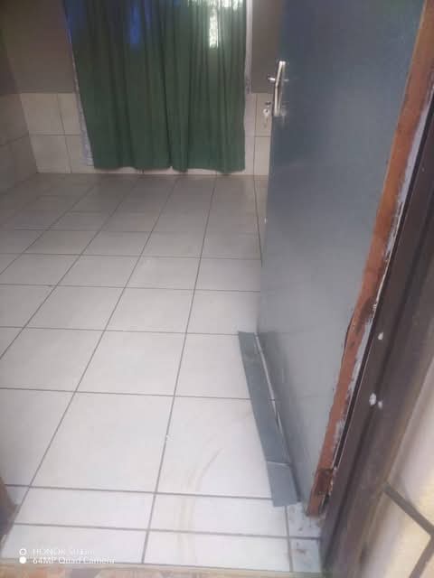 There is a small room with a rental of r800,.  in Emdeni