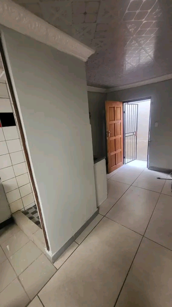 Cottage with own toilet and shower available   in Cosmo City
