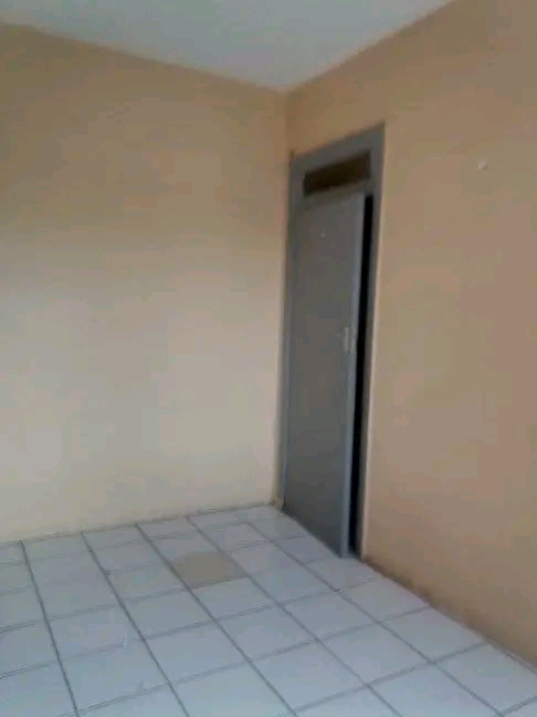 Room to let in a clean and safe building. sha  in Turffontein