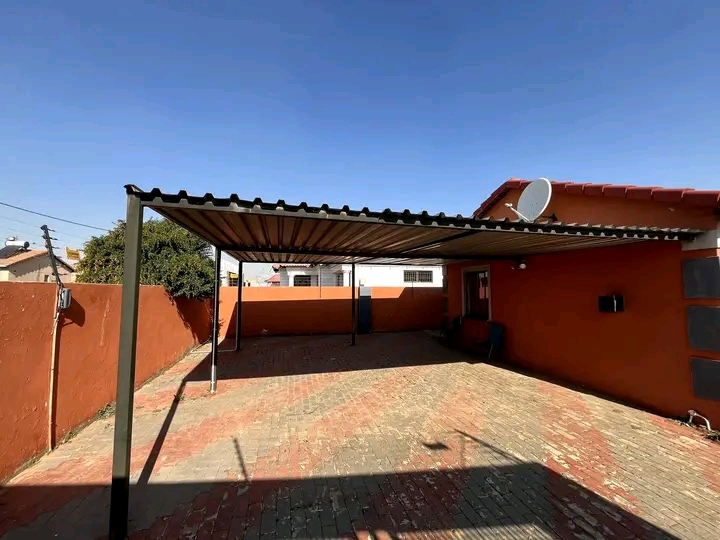 Neat & clean 3 bedroom house available immedi  in Windmill Park