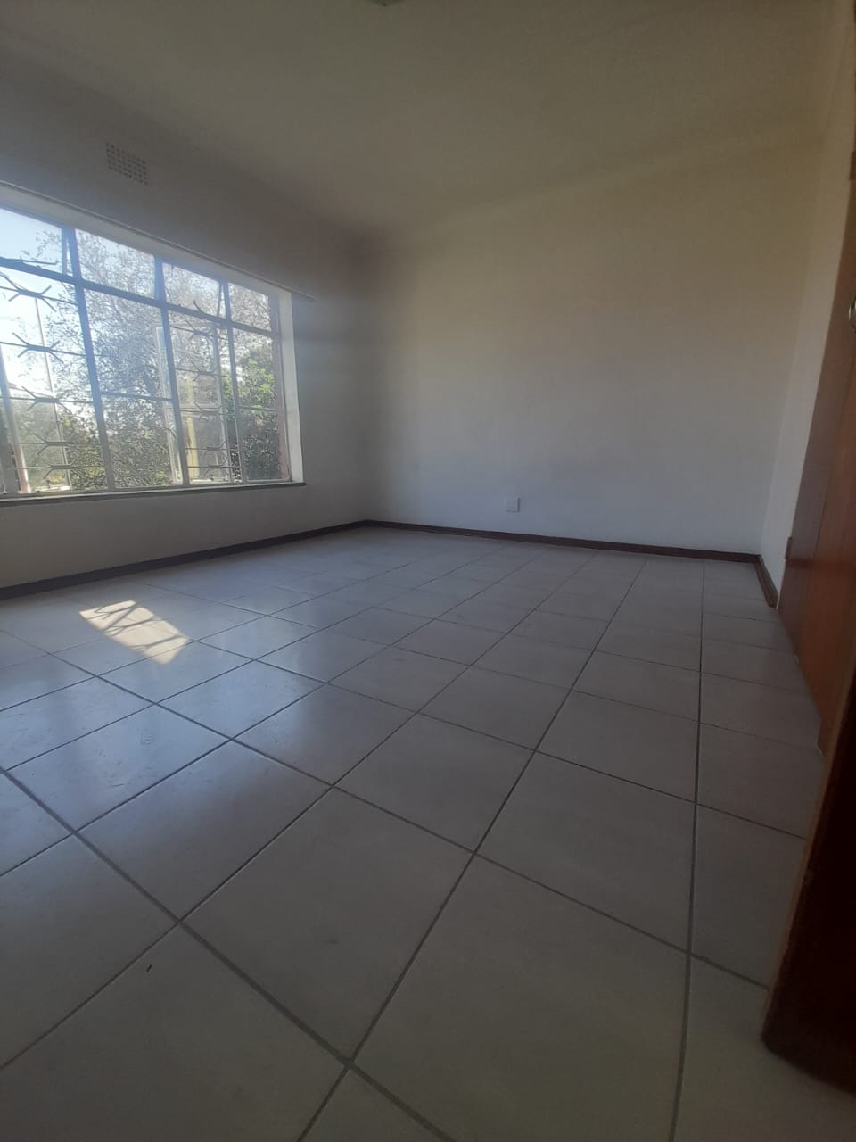  large 2 bedroom apartments available a walk   in Primrose