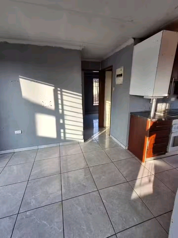 2 bedrooms house with built in wardrobes,fitt  in Vosloorus