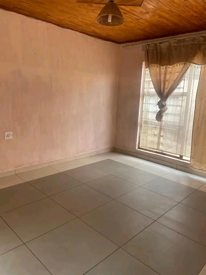 Room available for rental ema15. room is suit  in Ivory Park