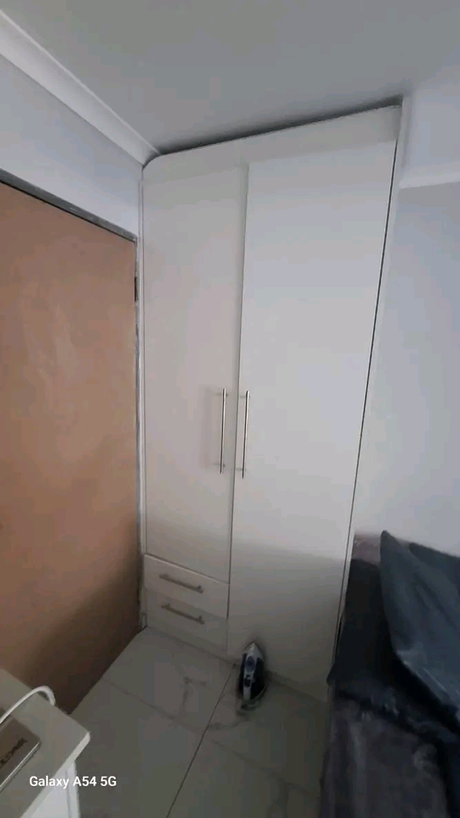 This well-designed bachelor unit at oscar is   in Birchleigh North