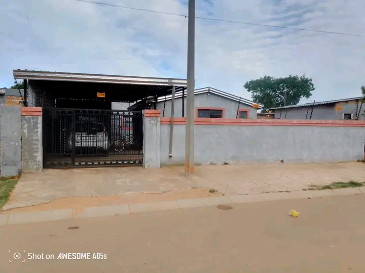 Garage with shared bathroom available in phas  in Braamfischer