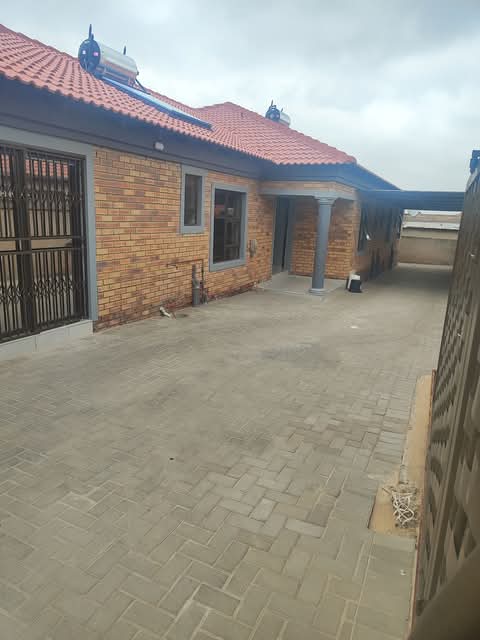 Rental not next to mall 
open plan 
r3900 p  in Birch Acres
