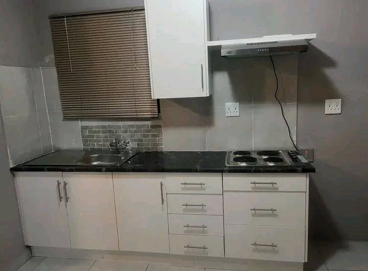 Ensuit room available at (baclue) r2700
no l  in Sandton