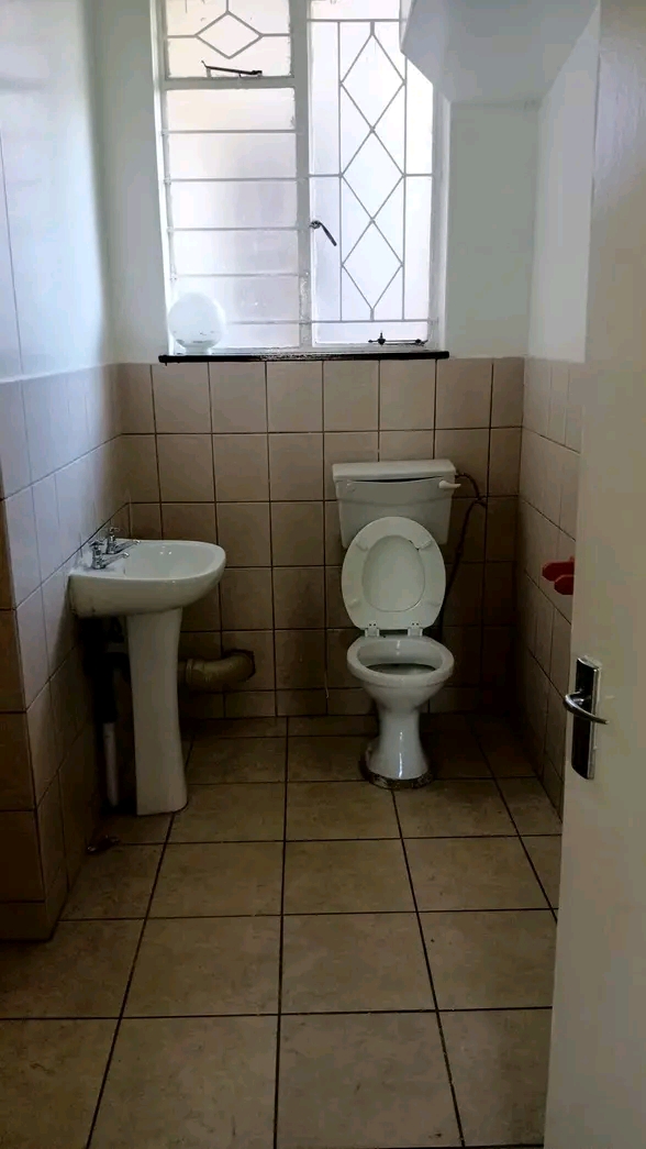Flats and rooms available at  turf centre 82   in Turffontein