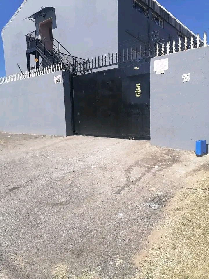 Cosy brand new bachelors.
r2000.
water and   in Rosettenville