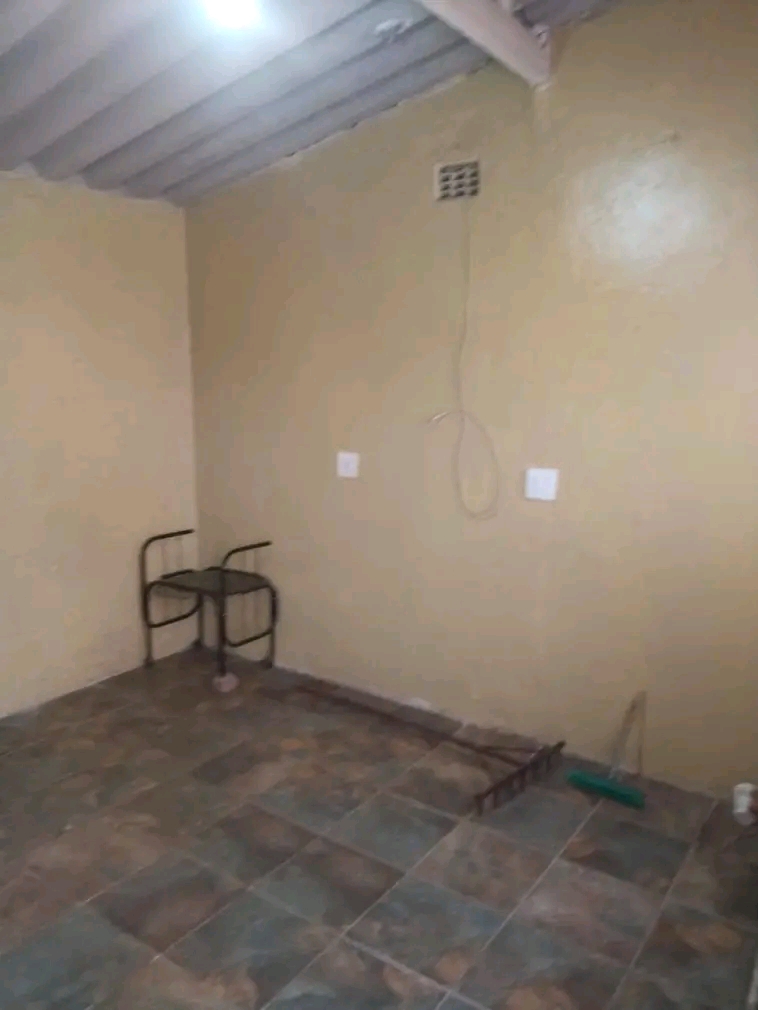 Two room cottage available for rental in mail  in Vosloorus