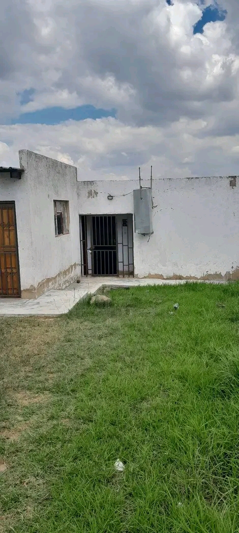 Hello everyone there are rooms to rent availa  in Roodekop