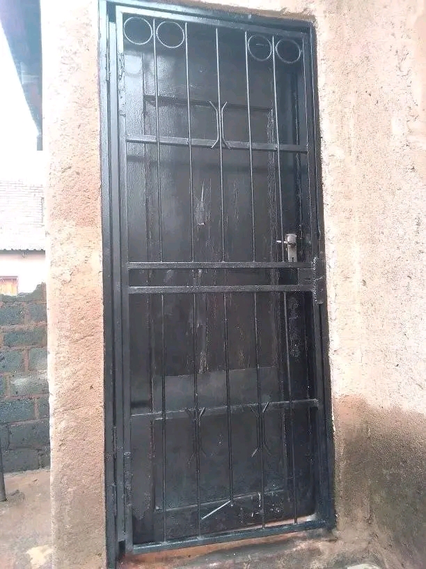 Looking for room in extension 7 call agent fe  in Ivory Park