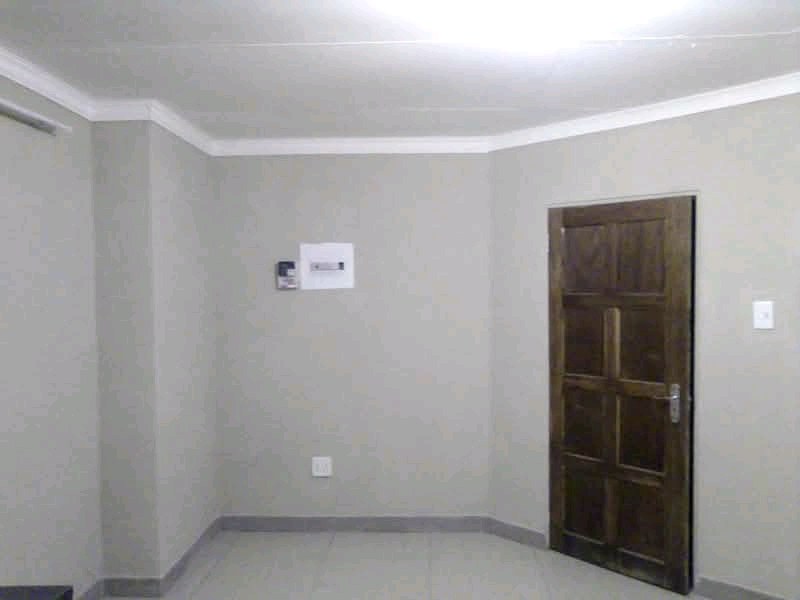 Available bachelor unit at ext 31 near chris   in Vosloorus