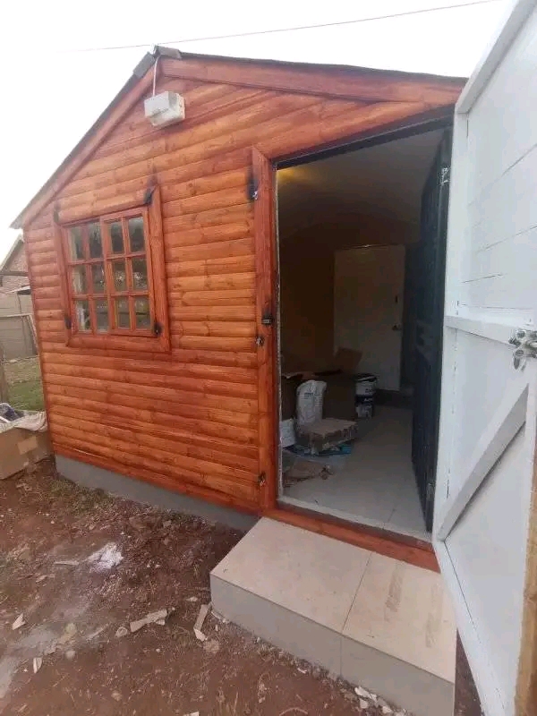 Wendy house bachelor comes with  fitted  kitc  in Norkem Park