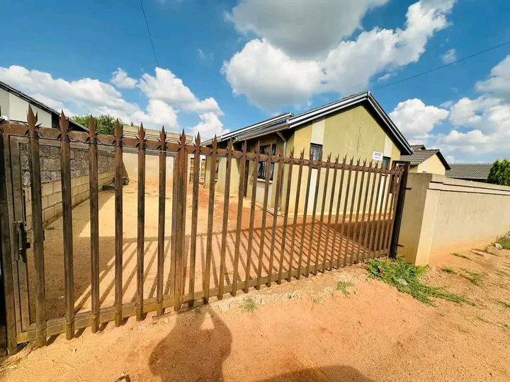 Large bachelor available to rent in ext 20
a  in Protea Glen