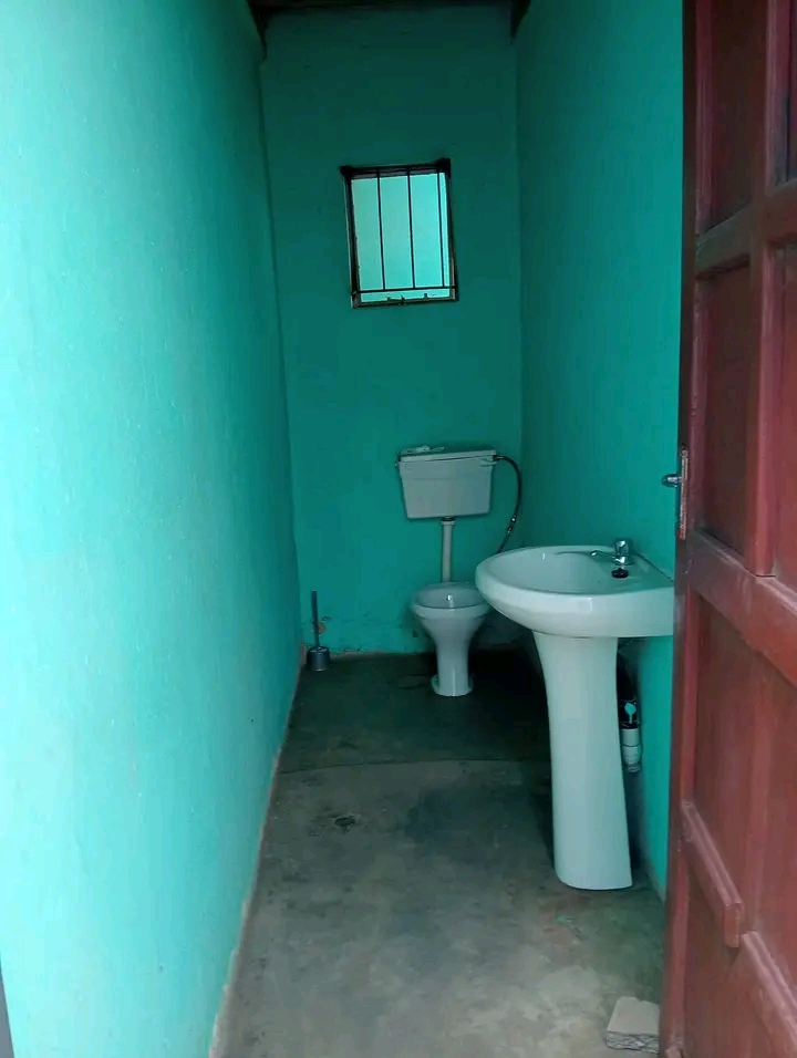 Room available for 1st november ema 15 next t  in Ivory Park