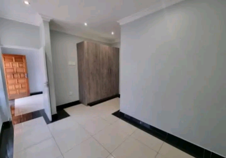 Cottage available in horizon view for r2500pm  in Roodepoort