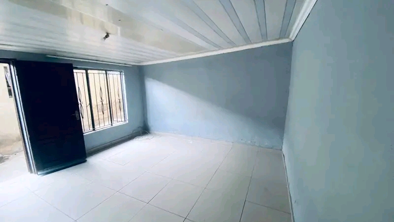 Garage room available in zone 4 ext 10. shari  in Diepkloof